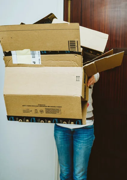 Paris França Jan 2018 Mulher Segurando Caixas Papelão Amazon Resíduos — Fotografia de Stock