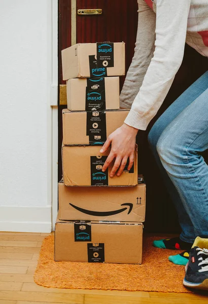 París Francia Ene 2018 Mujer Múltiples Cajas Cartón Amazon Después —  Fotos de Stock