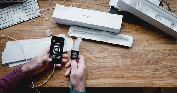 Paříž Francie Duben 2018 Pov Muž Unboxing Vybalení Nejnovější Apple — Stock fotografie