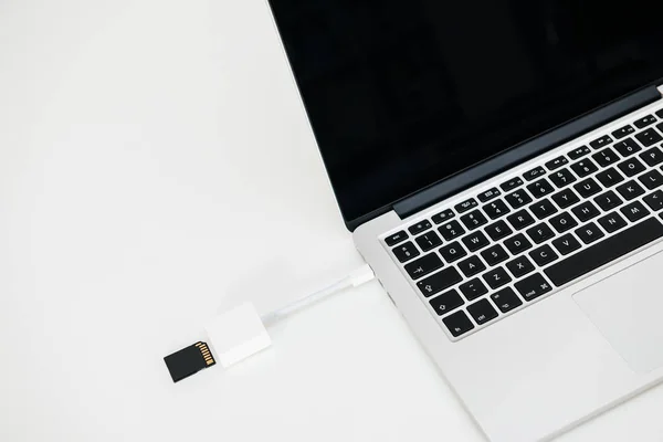 Ноутбук з SD захищеним адаптером цифрових карток — стокове фото