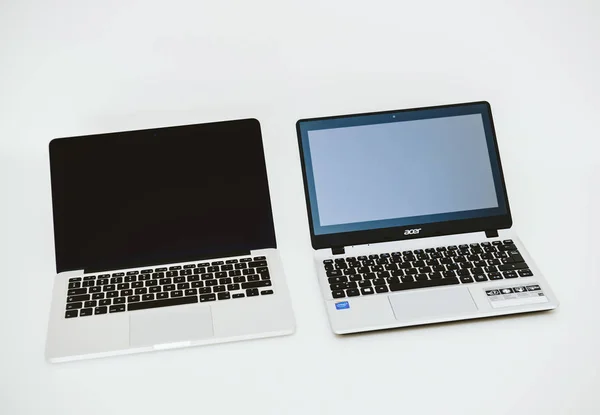 Apple Macbook Pro και Acer Aspire Laptop Pc από την πλευρά — Φωτογραφία Αρχείου