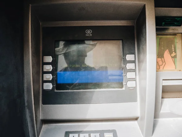 Cajero automático en España con reflejo del cliente en pantalla — Foto de Stock