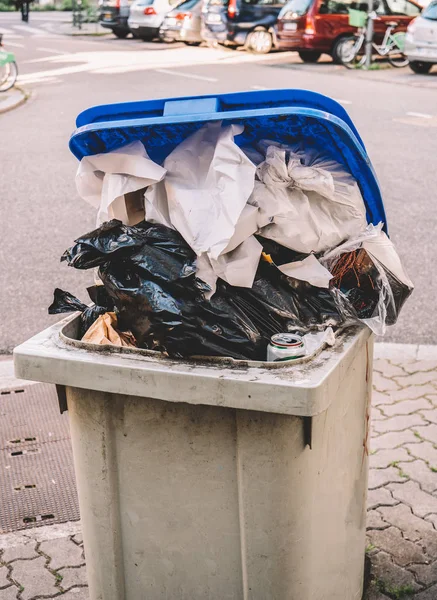 Büyük Kamu Atık Çöp Kutusuna Semtte Fransa — Stok fotoğraf