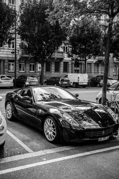 Strasbourg, Fransa - 27 Haziran 2018: Lüks Ferrari Portofino lüks apartman içinde belgili tanımlık geçmiş ile Fransız sokağa park