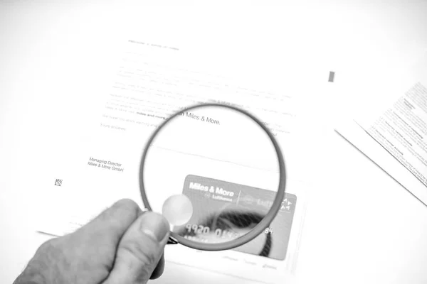 德国法兰克福 2015年1月14日 弥散英里和更多卡点卡从德国汉莎航空公司的职位收到使用放大镜 黑白相间 — 图库照片