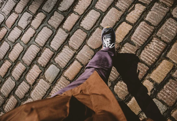 Feets Pov dostum parke taşı üzerinde yürüme döşeli yollar Hamburg