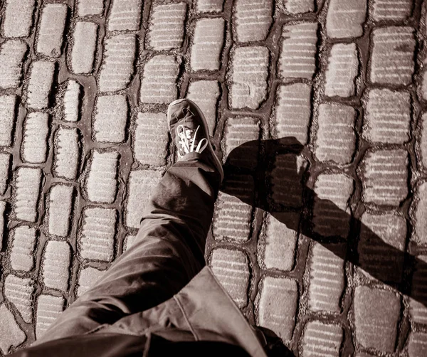 Siyah ve beyaz adam feets Pov parke taşı üzerinde yürüme asfalt yolların Hamburg siyah ve beyaz