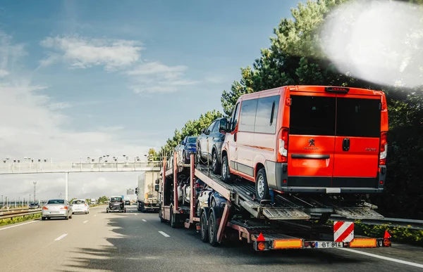 ミュンヘン ドイツ 2018 大型トラック運ぶ新しいプジョー バンおよび車ドイツの高速道路アウトバーン車両物流 車両販売店 交通機関の艦隊 艦隊輸送 — ストック写真