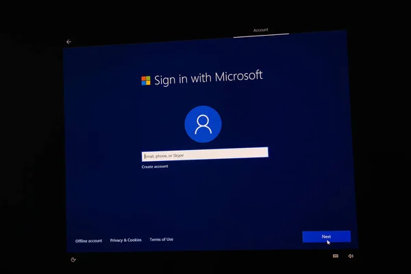 2017年6月15日 微软帐户登录与电子邮件 Skype 电话在 Microsoft Windows 安装和激活新的 工作站 鼠标按下按钮 — 图库照片