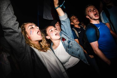 Strasbourg, Fransa - 10 Temmuz 2018: Fransa zaferi hak sonra 2018 Dünya Kupası'nda final için onların Belçika 1-0 zaferden sonra Merkezi Place Kleber kutluyor kız