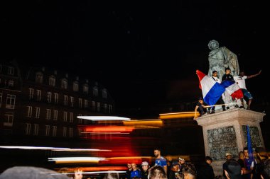 Strasbourg, Fransa - 10 Temmuz 2018: Fransa zaferi sonra Merkezi Place Kleber üzerinde mutlu bir ortam üzerinde Lightrails sonra Belçika üzerinde onların zafer 2018 Dünya Kupası'nda final için hak