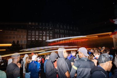 Strasbourg, Fransa - 10 Temmuz 2018: Fransa zaferi sonra Merkezi Place Kleber üzerinde mutlu bir ortam üzerinde Lightrails sonra Belçika üzerinde onların zafer 2018 Dünya Kupası'nda final için hak