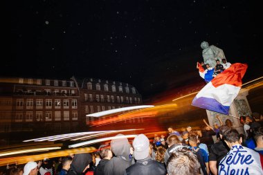 Strasbourg, Fransa - 10 Temmuz 2018: Fransa zaferi sonra Merkezi Place Kleber üzerinde mutlu bir ortam üzerinde Lightrails sonra Belçika üzerinde onların zafer 2018 Dünya Kupası'nda final için hak