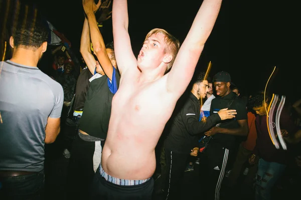 Strasbourg, Fransa - 10 Temmuz 2018: Fransa zaferi hak sonra 2018 Dünya Kupası'nda final için onların Belçika 1-0 zaferden sonra Merkezi Place Kleber erkekte atlama