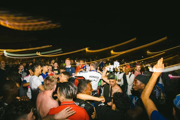 Strasbourg, Fransa - 10 Temmuz 2018: Fransa zaferi hak sonra 2018 Dünya Kupası'nda final için onların Belçika 1-0 zaferden sonra ışık Merkezi Place Kleber kalabalık üzerinde rotaları