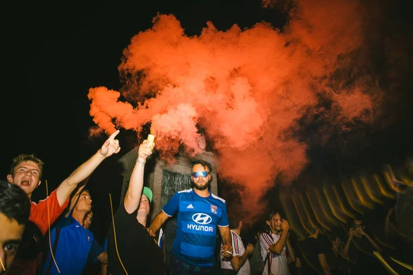 Strasbourg, Fransa - 10 Temmuz 2018: parlama Merkezi Place Kleber içinde onların zaferi sonra Belçika 1-0 2018 Dünya Kupası'nda final için Fransa zaferi hak sonra duman