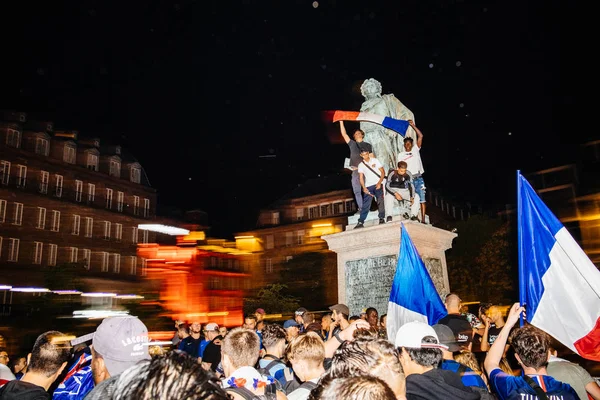 Strasburg Francja Lipca 2018 Francuski Macha Flagą Central Place Kleber — Zdjęcie stockowe