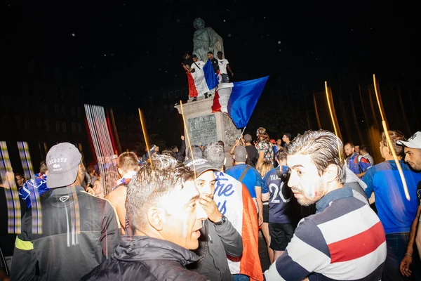 Strasbourg, Fransa - 10 Temmuz 2018: Fransa zaferi sonra Merkezi Place Kleber üzerinde mutlu bir ortam üzerinde Lightrails sonra Belçika üzerinde onların zafer 2018 Dünya Kupası'nda final için hak