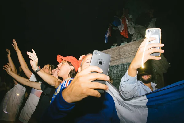 Strasbourg, Fransa - 10 Temmuz 2018: Mutlu ortam merkezi yer Fransa zaferi hak sonra 2018 Dünya Kupası'nda final için onların Belçika 1-0 zaferden sonra Kleber üzerinde