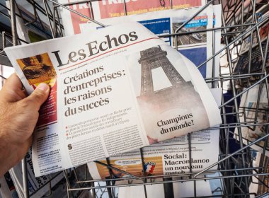 Paris, Fransa - 16 Temmuz 2018: Les Echos gazetesi Fransız millî futbol takımı Hırvatistan'da Moskova'da karşı final maçında kendi FIFA Dünya Kupası 2018 kazandıktan sonra Fransa şampiyonluğunu ilan satın adam