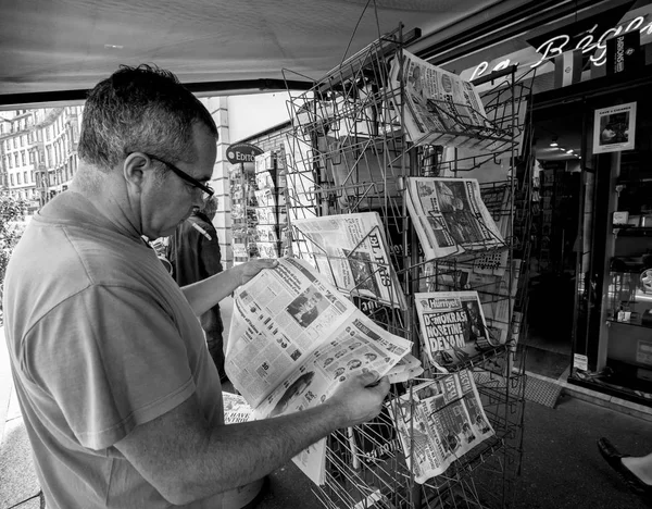 Paris França Jul 2018 Homem Fumador Compra Jornal Que Anuncia — Fotografia de Stock