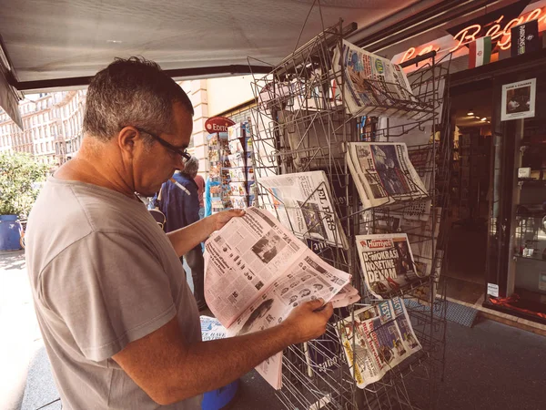 Paris Frankrike Jul 2018 Rökande Man Köper Tidningen Meddelar Frankrike — Stockfoto