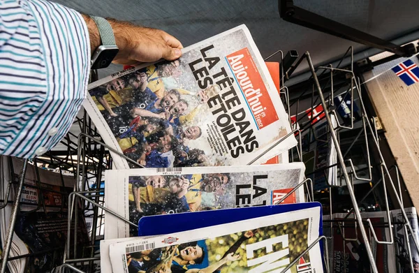 París Francia Jul 2018 Hombre Pov Compra Periódico Que Anuncia —  Fotos de Stock