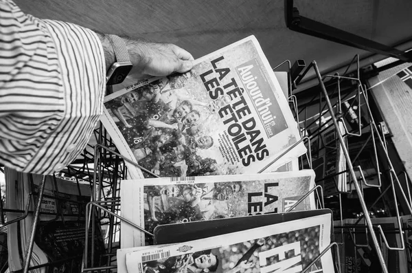 Paris Frankreich Juli 2018 Man Pov Kauft Eine Zeitung Die — Stockfoto