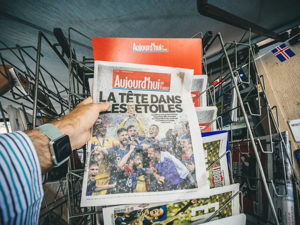 Paris Francja Lipca 2018 Człowiek Pov Zakupu Gazety Ogłaszając Tytuł — Zdjęcie stockowe