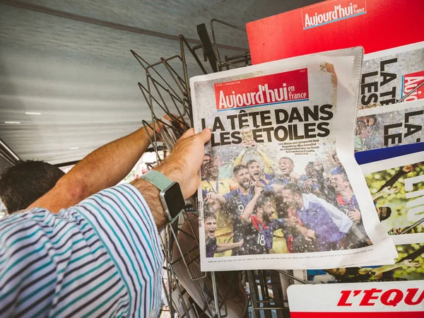 フランス 2018 男ハメ撮りがフランス サッカー優勝 Fifa ワールド カップ 2018 モスクワのクロアチア戦最終ゲーム後にフランスのチャンピオンのタイトルを発表する新聞を買う — ストック写真