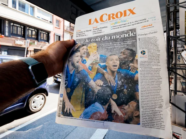 Paris Francja Lipca 2018 Człowiek Zakupu Croix Gazety Zapowiedź Tytuł — Zdjęcie stockowe