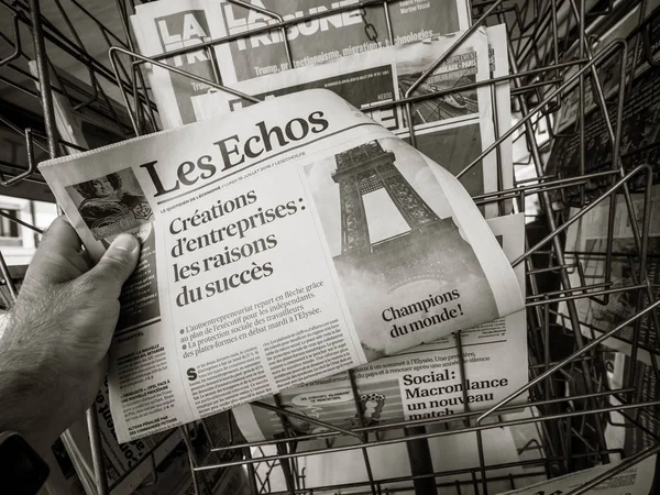Παρίσι Γαλλία Ιουλίου 2018 Άνθρωπος Αγοράζοντας Les Echos Εφημερίδα Ανακοινώνοντας — Φωτογραφία Αρχείου