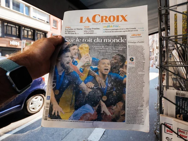 París Francia Jul 2018 Hombre Comprando Periódico Croix Anunciando Título — Foto de Stock