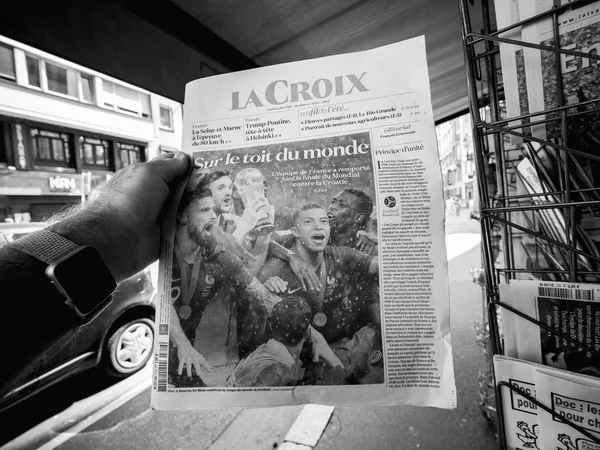 Parigi Francia Luglio 2018 Uomo Che Acquista Giornale Croix Annuncia — Foto Stock