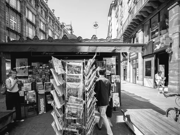 Strasbourg Franciaország Júl 2018 Ember Vásárol Kioszk Újság Bejelenti Franciaország — Stock Fotó