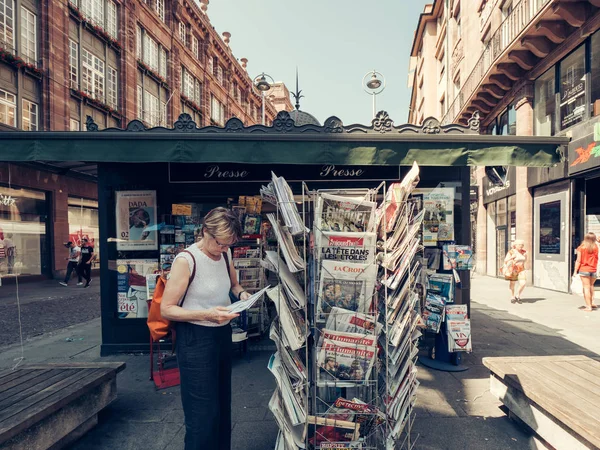 Štrasburk Francie Července 2018 Podnikatelka Nákupu Novin Oznamující Titul Šampiona — Stock fotografie