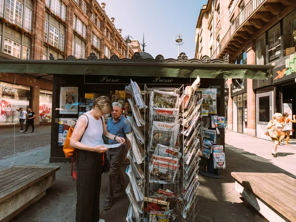 Strasbourg Francia Luglio 2018 Donna Affari Che Acquista Giornale Che — Foto Stock