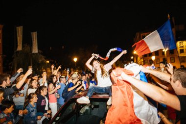 Strasbourg, Fransa - 10 Temmuz 2018: Araba kaporta bayrak - gurl zaferden sonra Fransa Fransız kutlama benzersiz hak 2018 Dünya Kupası'nda final için onların zaferden sonra