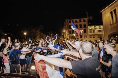 Strasbourg, Fransa - 10 Temmuz 2018: Street rodeo arabalar ile-Fransa'nın zaferden sonra benzersiz Fransız kutlama hak 2018 Dünya Kupası'nda final için onların zaferden sonra