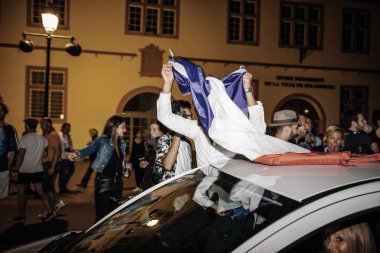 Strasbourg, Fransa - 10 Temmuz 2018: araba benzersiz Fransızca Fransa'nın zaferden sonra kutlama hak 2018 Dünya Kupası'nda final için onların zaferden sonra sallama Fransa bayrağını dostum