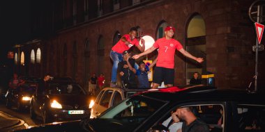 Strasbourg, Fransa - 10 Temmuz 2018: sonra onların zafer 2018 Dünya Kupası'nda final için Fransa zaferi hak sonra arabalar mutluluk kutlama dans Arap çocuklar 