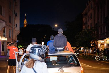 Strasbourg, Fransa - 10 Temmuz 2018: Mens araç - Fransa'nın zaferden sonra benzersiz Fransız kutlama hak 2018 Dünya Kupası'nda final için onların zaferden sonra
