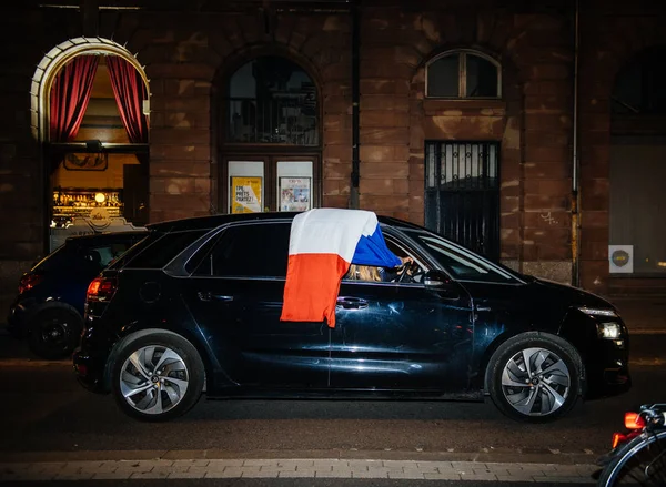 ストラスブール フランス 2018 女性の勝利の後 2018 Fifa のワールド カップの最終的な対象車の勝利の後フランスのお祝いを渡すから手を振っているフランス国旗 — ストック写真