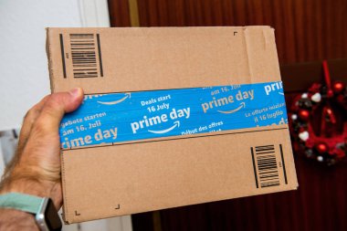 Paris, Fransa - 12 Temmuz 2108: El holding yanındaki kapı Amazon Prime gün karton koli fırsatlar, indirimler ve arsız alışveriş bir gün sunan Başbakan gün için özel mavi kapaklar ile