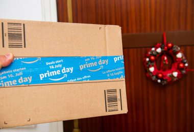 Paris, Fransa - 12 Temmuz 2108: El holding yanındaki kapı Amazon Prime gün karton koli fırsatlar, indirimler ve arsız alışveriş bir gün sunan Başbakan gün için özel mavi kapaklar ile