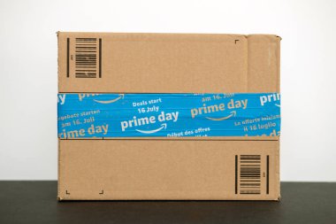 Paris, Fransa - 12 Temmuz 2108: Amazon Prime gün karton koli fırsatlar, indirimler ve arsız alışveriş bir gün sunan Başbakan gün için özel mavi kapaklar ile