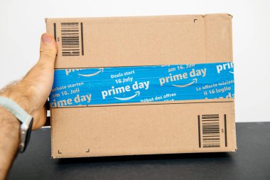 Paris, Fransa - 12 Temmuz 2108: Amazon Prime gün karton koli fırsatlar, indirimler ve arsız alışveriş bir gün sunan Başbakan gün için özel mavi kapaklar ile