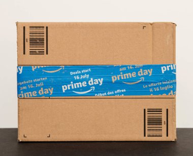 Paris, Fransa - 12 Temmuz 2108: Amazon Prime gün karton koli fırsatlar, indirimler ve arsız alışveriş bir gün sunan Başbakan gün için özel mavi kapaklar ile