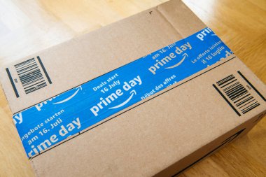 Paris, Fransa - 12 Temmuz 2108: Amazon Prime gün karton koli özel mavi bant fırsatlar, indirimler ve arsız alışveriş bir gün sunan Başbakan gün için ahşap parke zemin üzerinde
