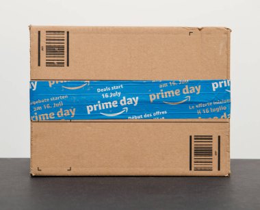 Paris, Fransa - 12 Temmuz 2108: Amazon Prime gün karton koli fırsatlar, indirimler ve arsız alışveriş bir gün sunan Başbakan gün için özel mavi kapaklar ile